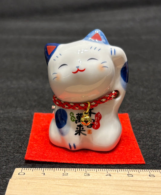 Blue and white ceramic Manekineko