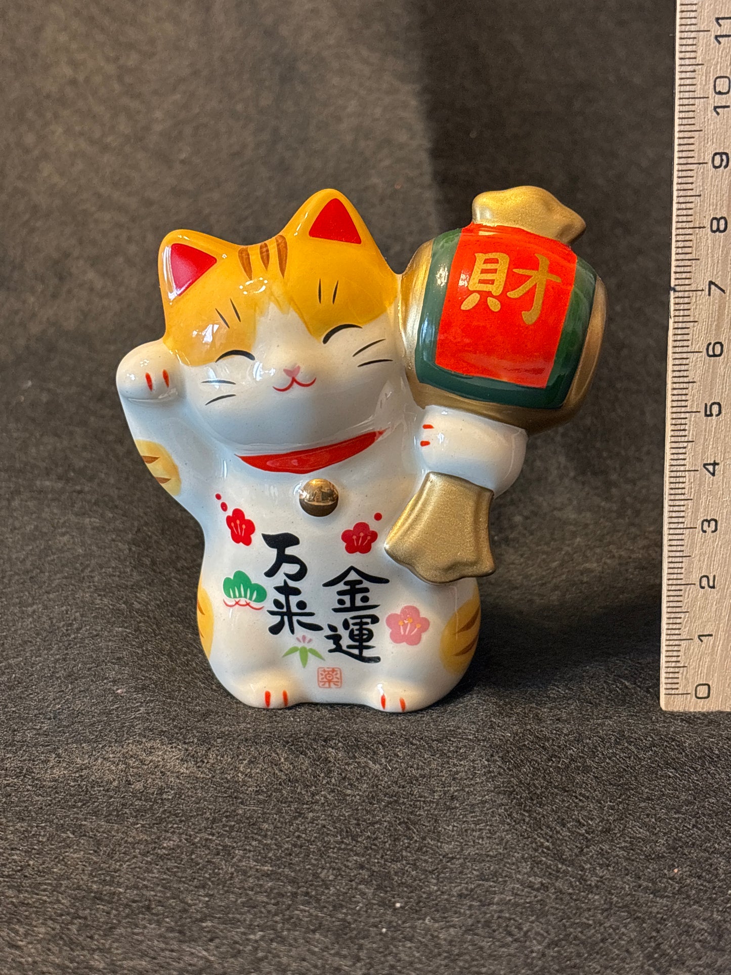 Maneki-neko avec un marteau magic – Porte-bonheur japonais traditionnel