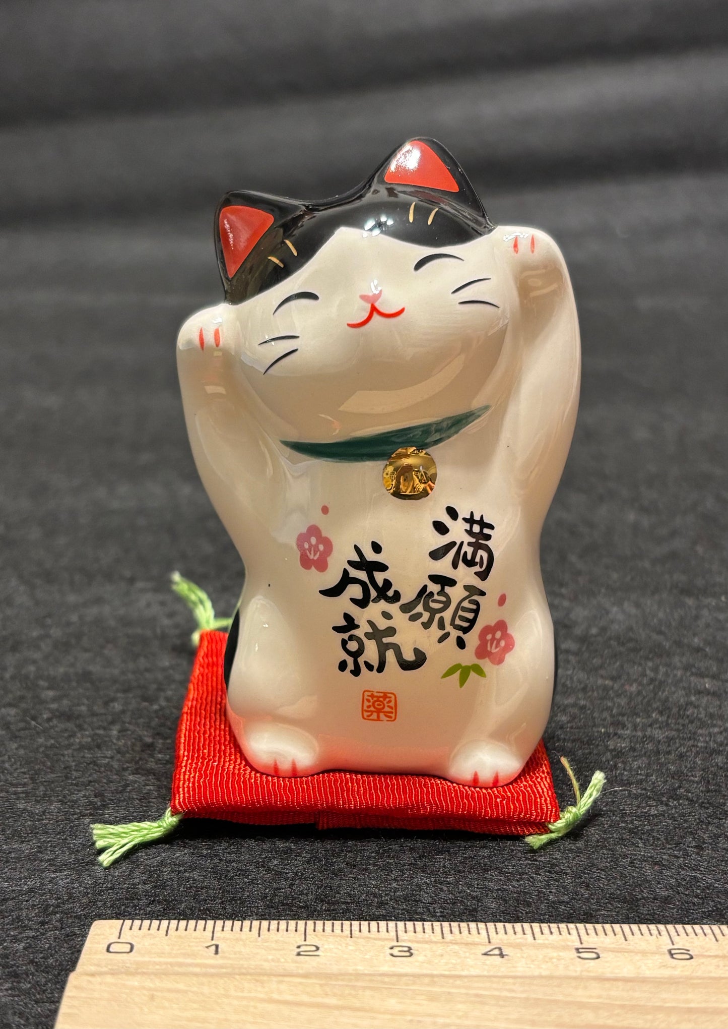Manekineko on red cushion
