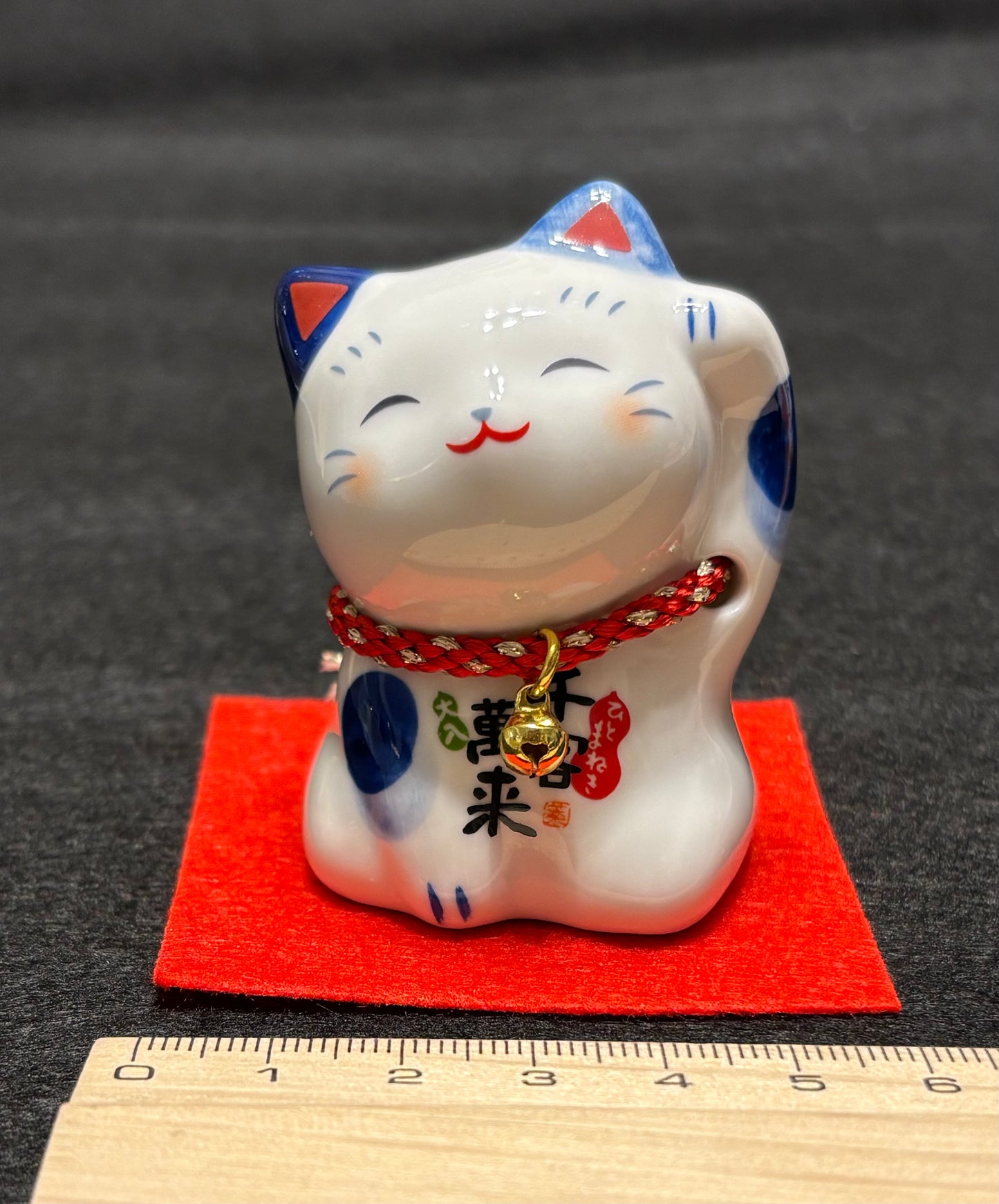 Blue and white ceramic Manekineko