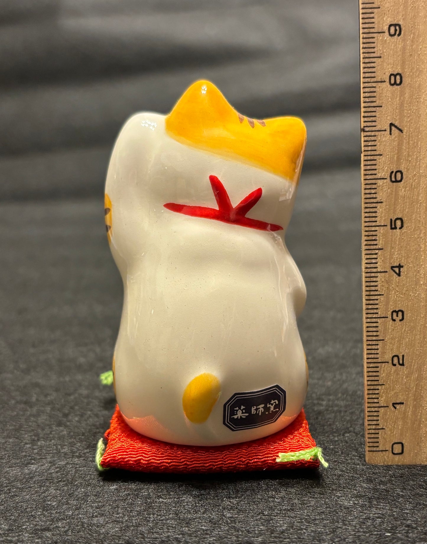 Manekineko on red cushion
