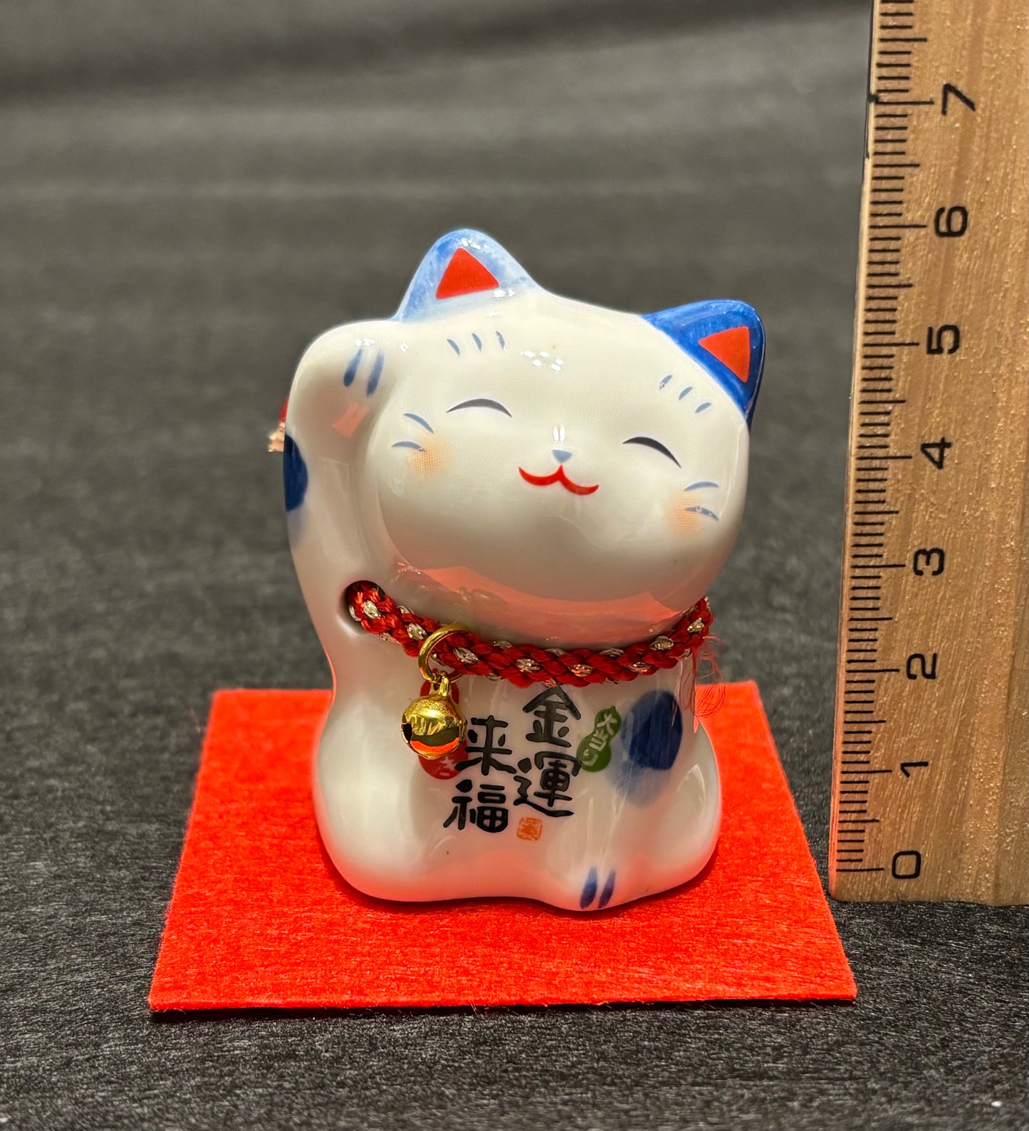 Blue and white ceramic Manekineko
