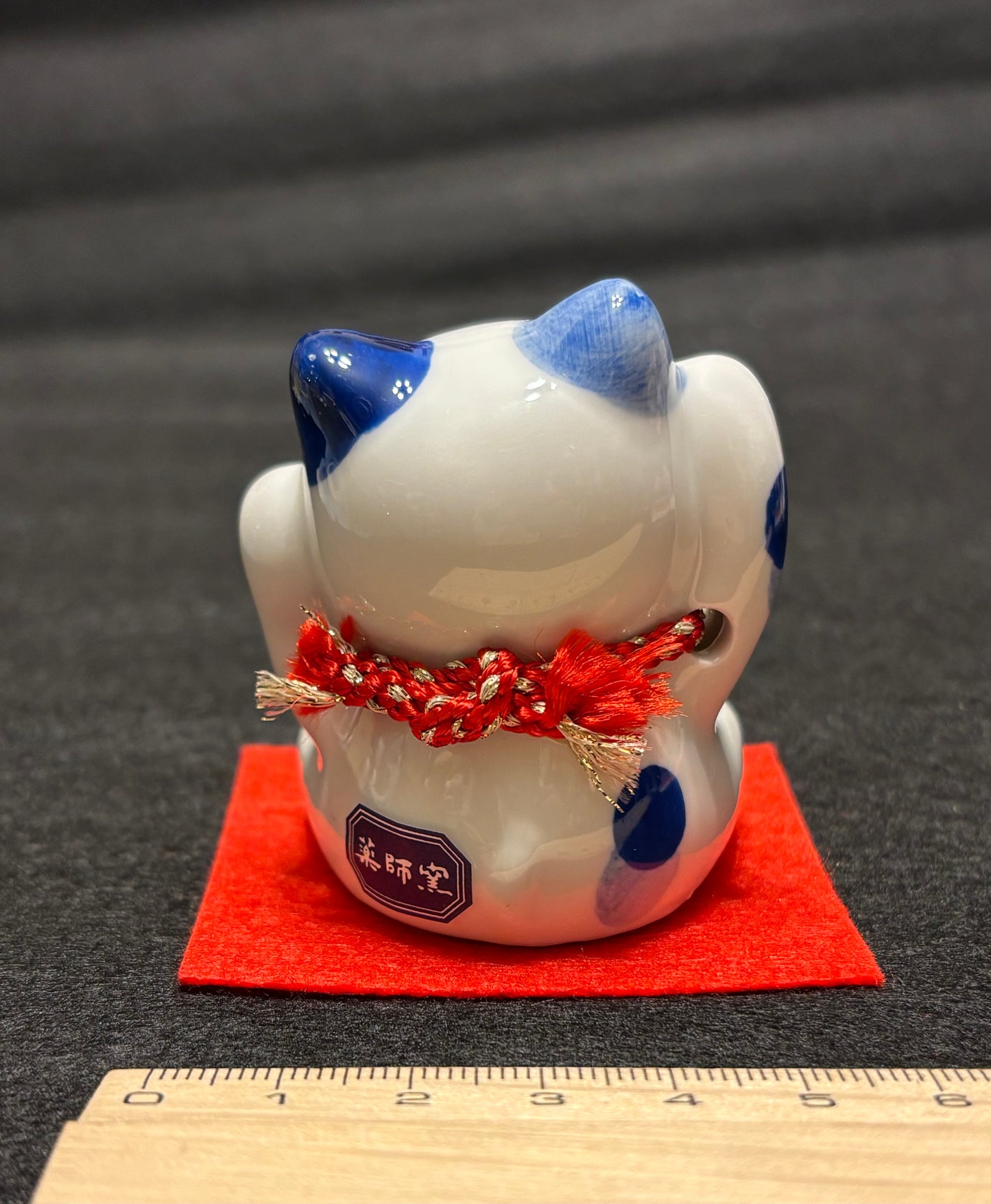 Blue and white ceramic Manekineko