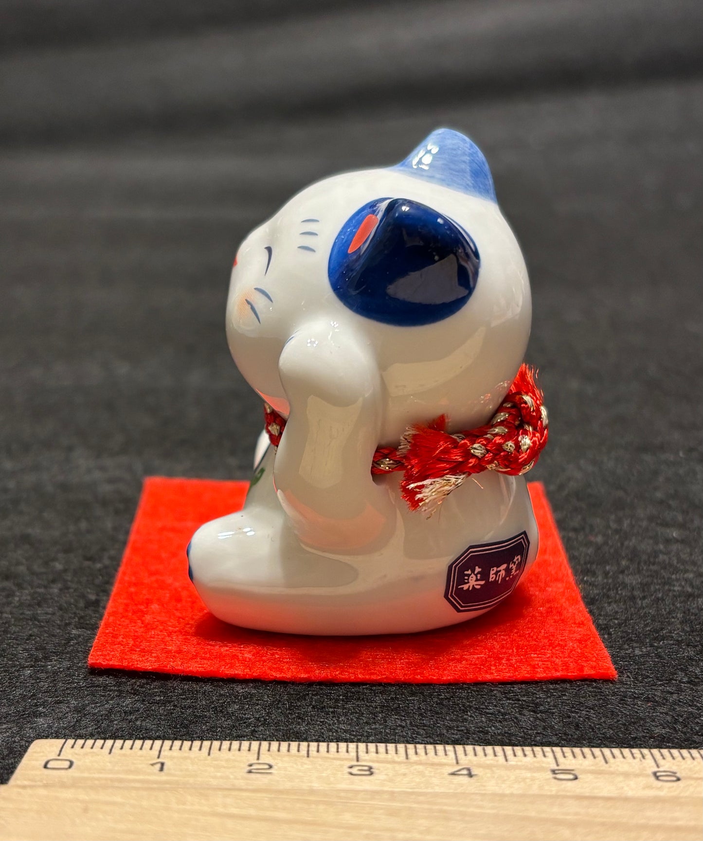 Blue and white ceramic Manekineko