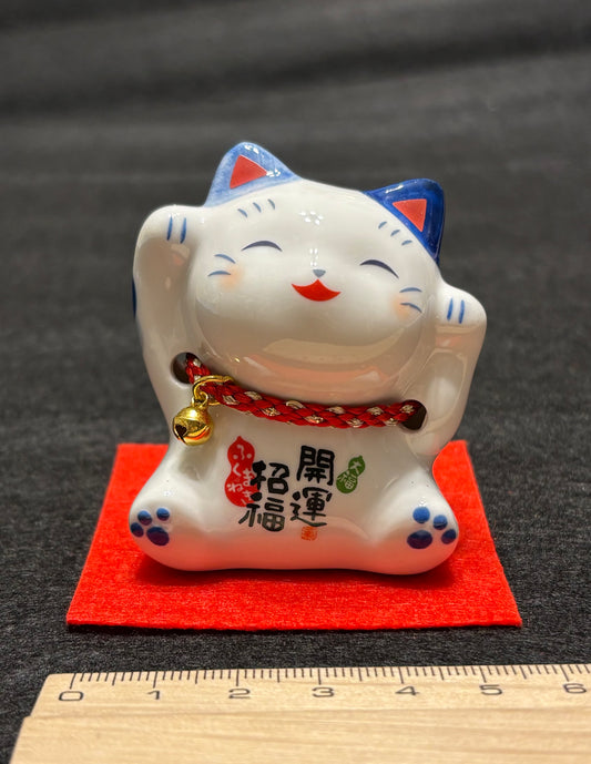 Blue and white ceramic Manekineko