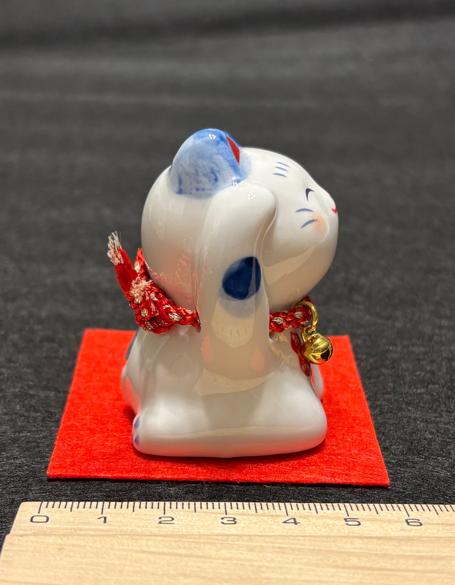 Blue and white ceramic Manekineko