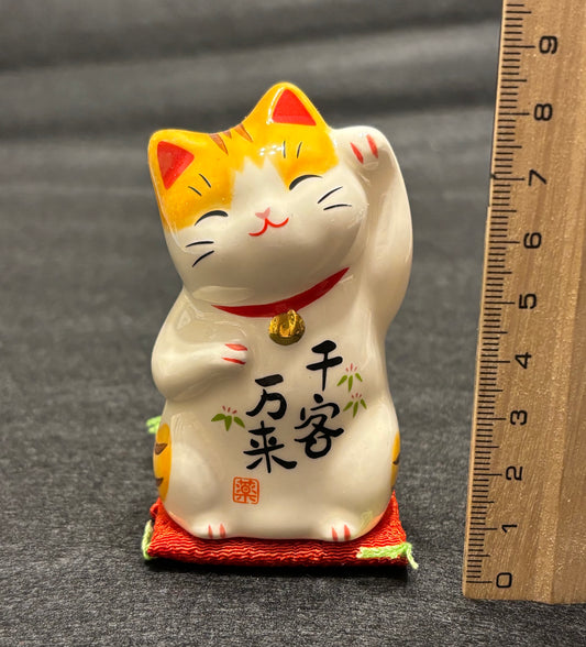 Manekineko on red cushion
