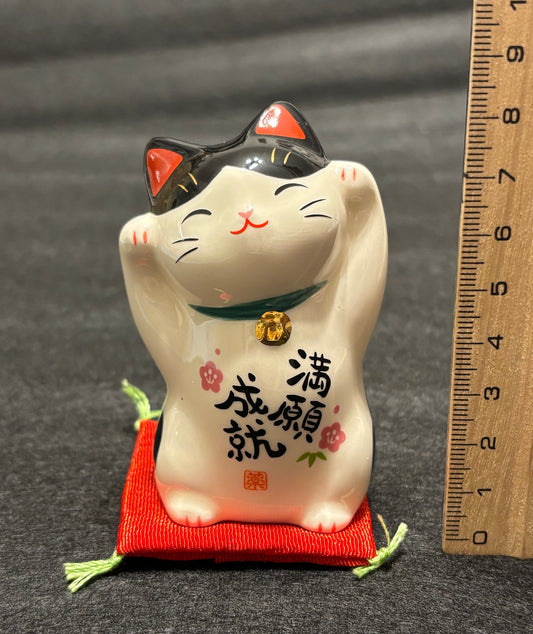 Manekineko on red cushion
