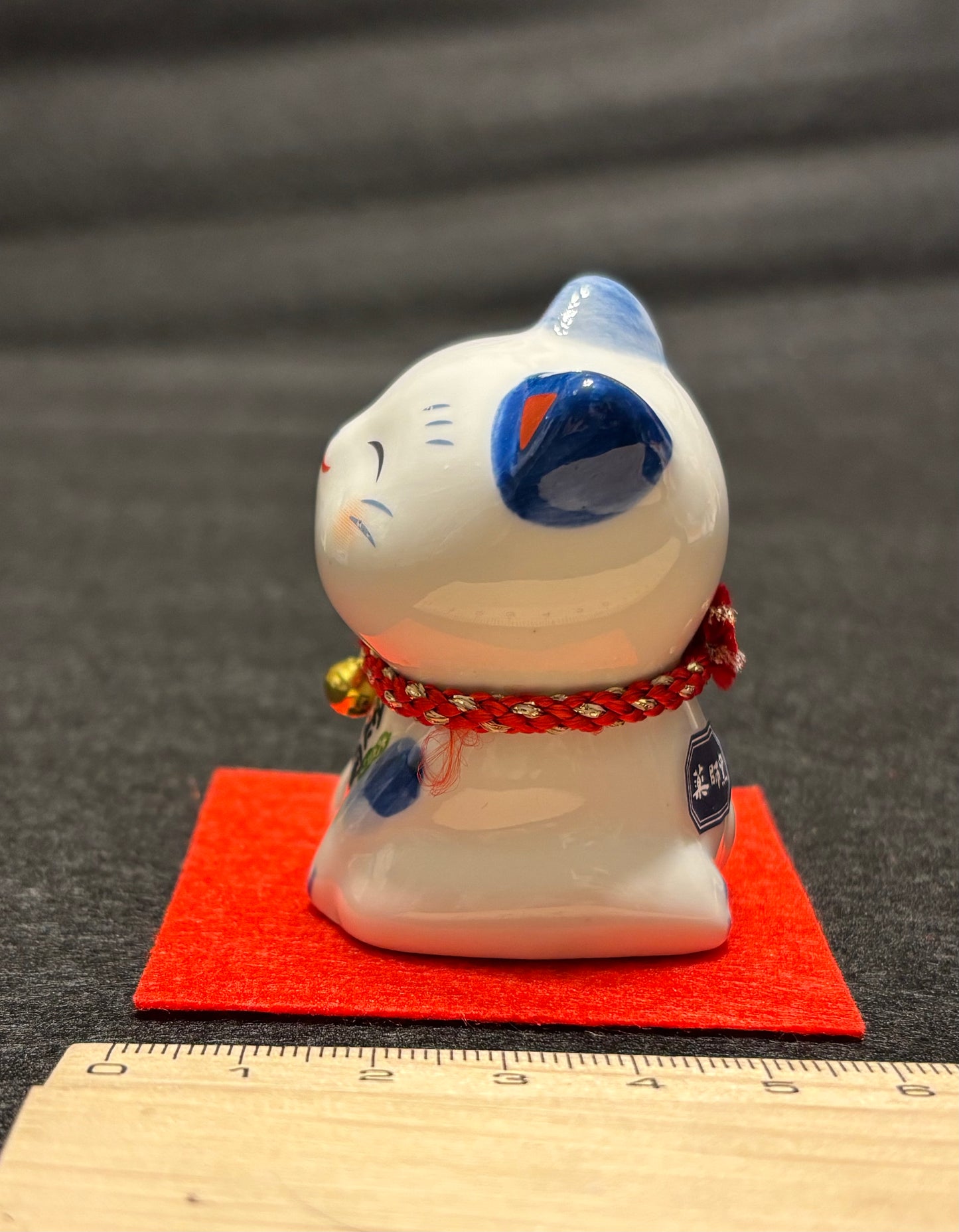 Blue and white ceramic Manekineko