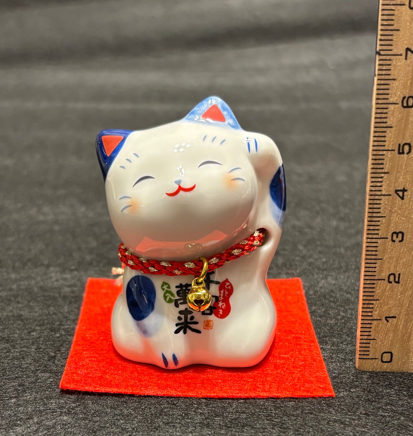Blue and white ceramic Manekineko