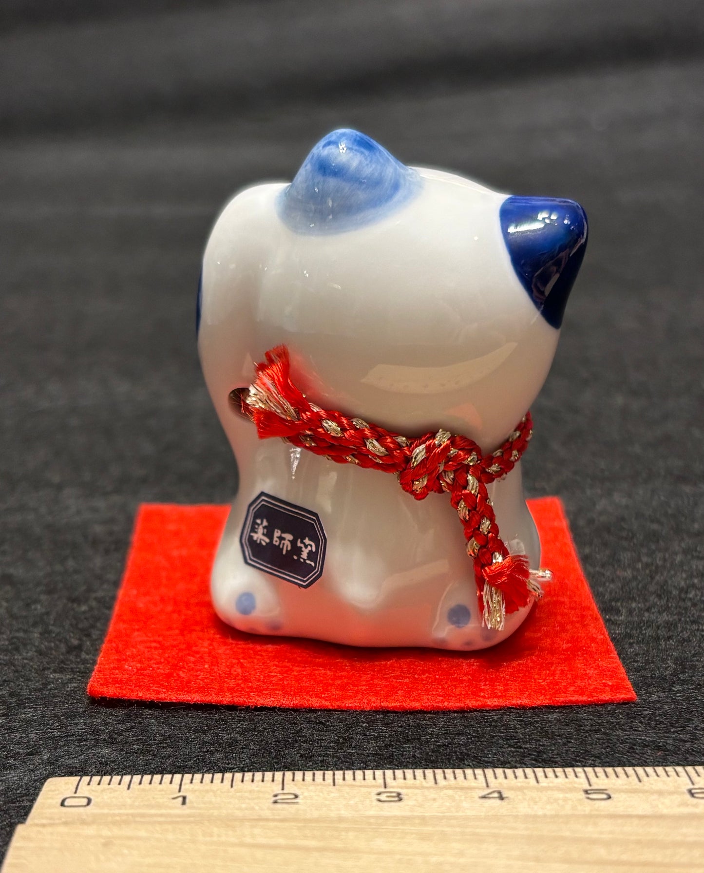 Blue and white ceramic Manekineko