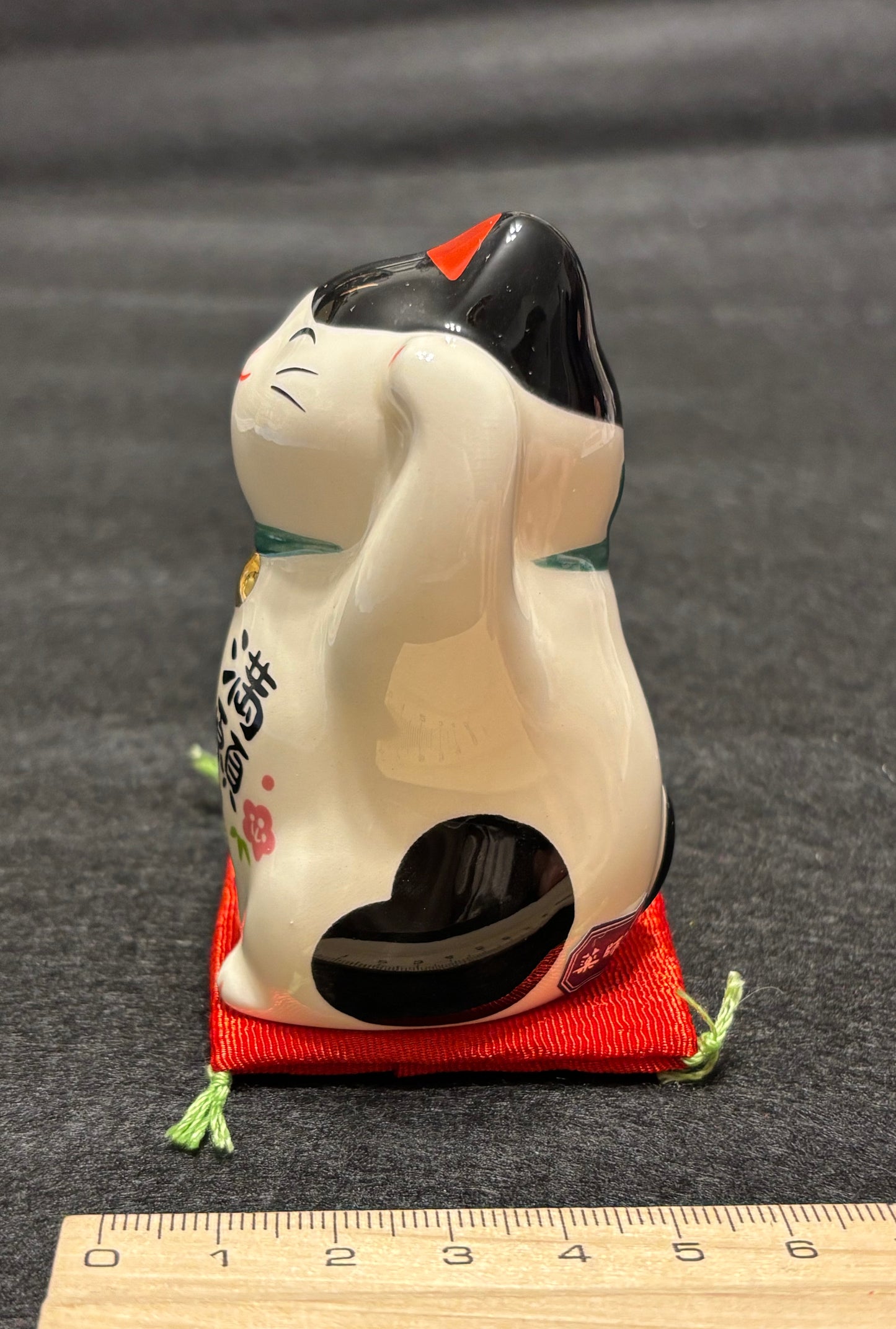 Manekineko on red cushion