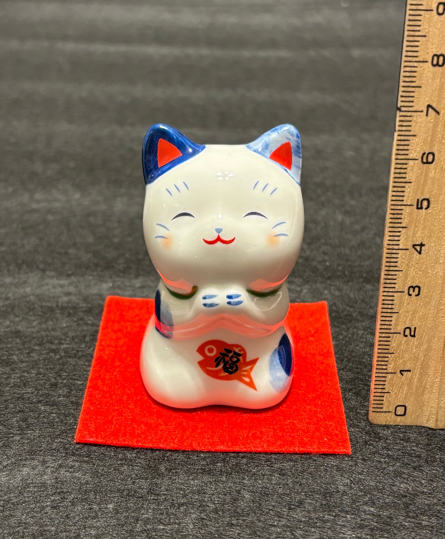 Blue and white ceramic Manekineko
