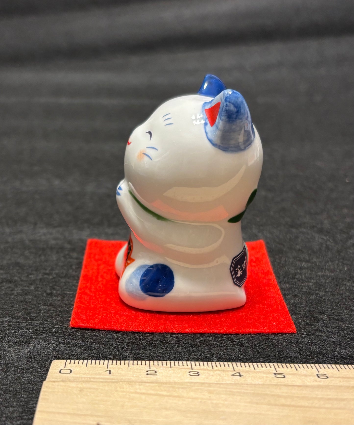 Blue and white ceramic Manekineko