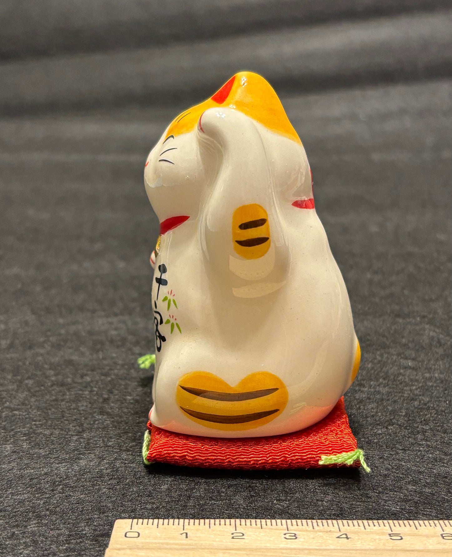 Manekineko on red cushion
