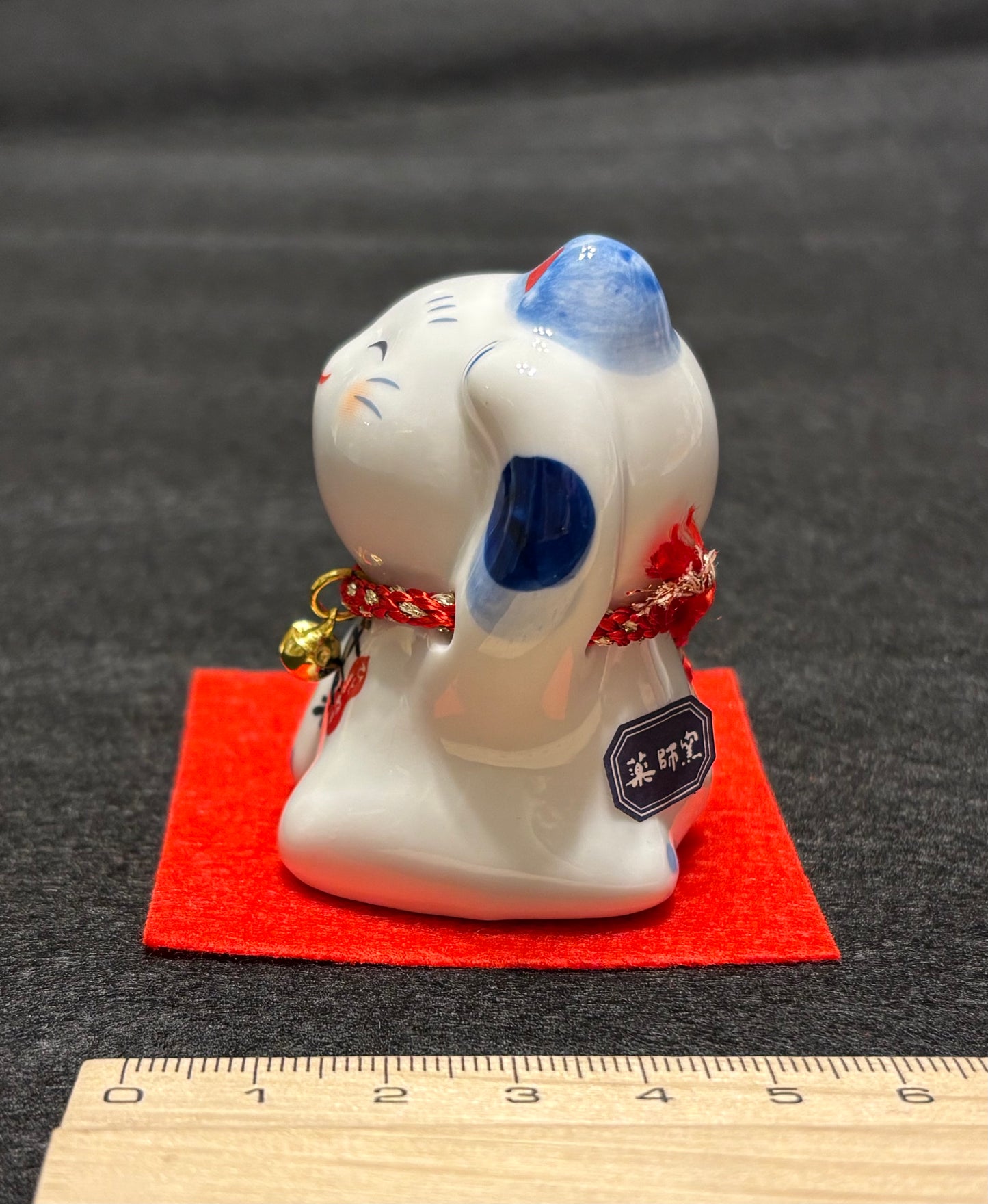 Blue and white ceramic Manekineko
